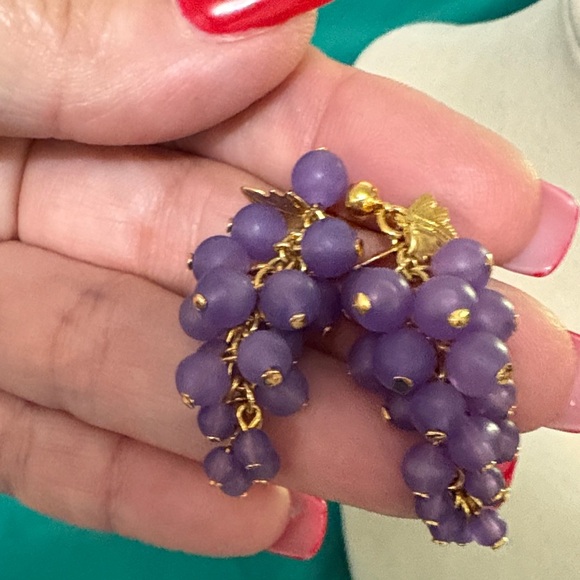 1989 Avon Frosted Purple Grapes Clip Earrings Gold Tone Dangle Drop Cluster - Picture 3 of 6
